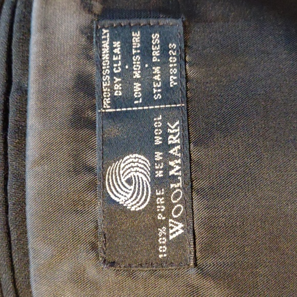 Premium Executive PIN STRIPE Suit by GERALD AUSTIN OF BOND STREET. 44L - Picture 6 of 16